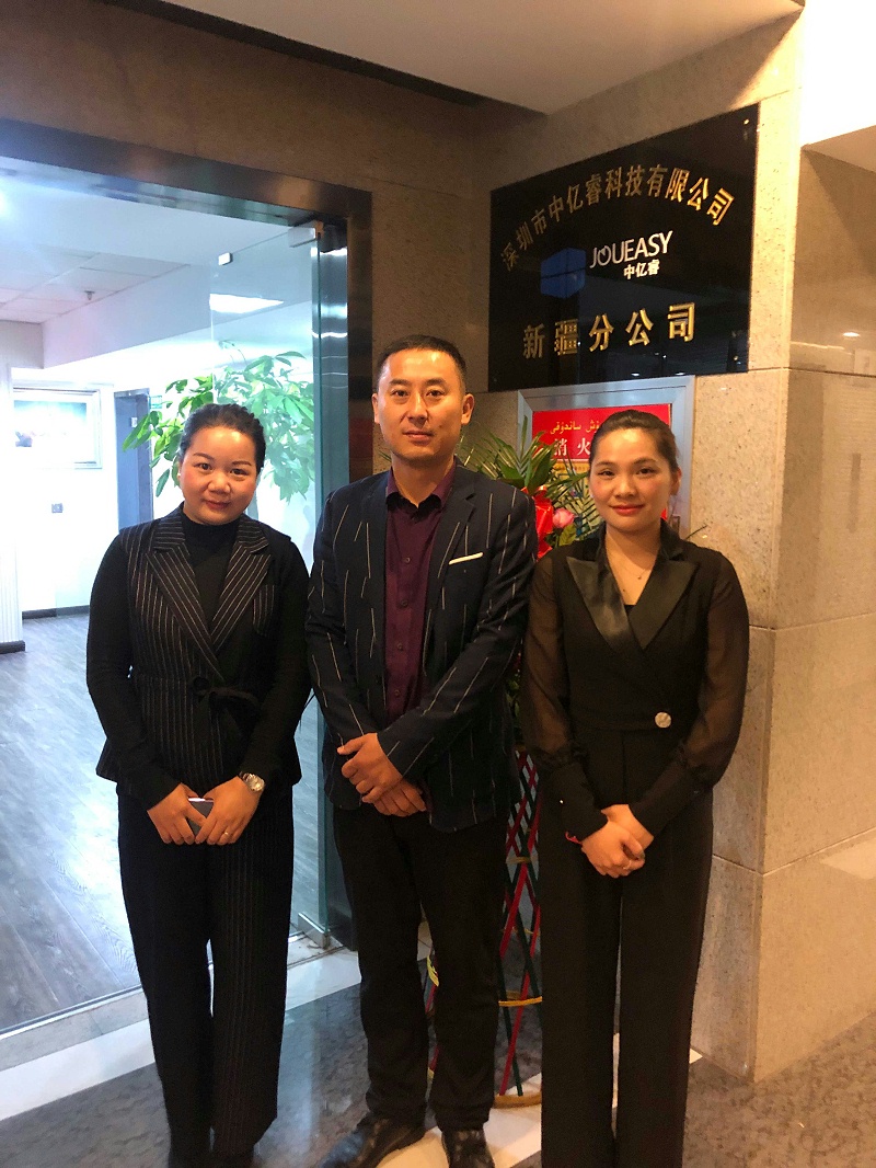 中億?？萍夹陆止境闪⒔遗苾x式合影